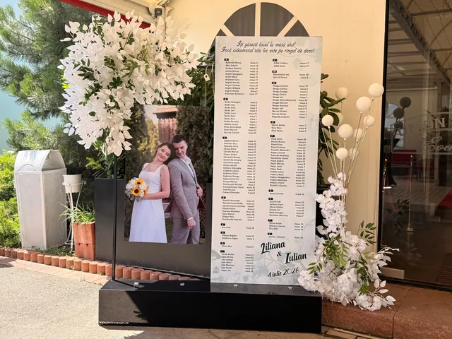 Șevalete și panouri de întâmpinare — Just Roses